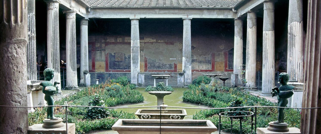 El alta fue un elemento esencial e indispensable del jardín.  Centro de la vida espiritual familiar.